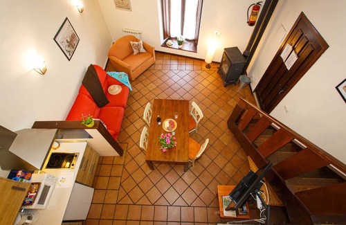 Robregordo Apartamento | Duplex en primera planta con dormitorio abuardillado en altura y chimenea.