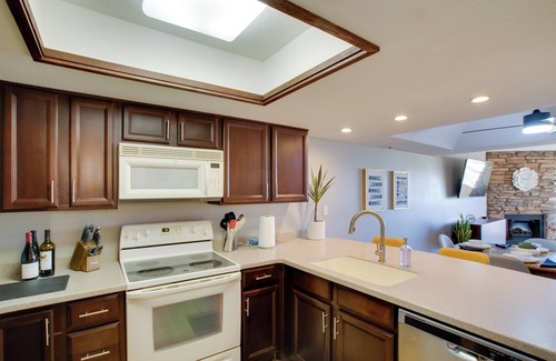 South Scottsdale Condominio | First-Floor Condo w/ Golf Course Views & Pool!