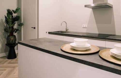 Centrum Apartamento | Suite en el primer piso, 35m², baño en suite con bañera y ducha de lluvia.