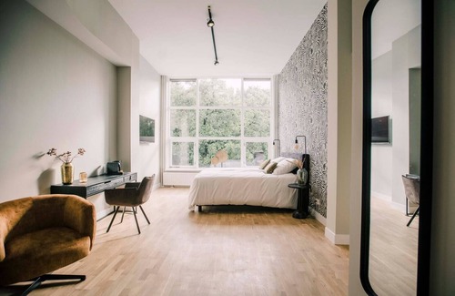Centrum Apartamento | Suite en el primer piso, 35m², baño en suite con bañera y ducha de lluvia.