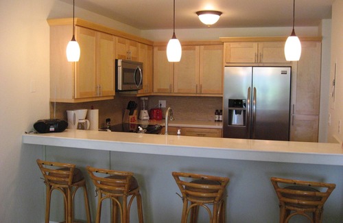 Waikoloa Condominio | Primera planta-a pie de piscina, barbacoa y jacuzzi. Campo de golf de la fachada. Paraíso