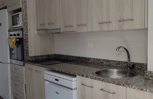 Arce Apartamento | Bajo con jardín La Mina equipado,playas.