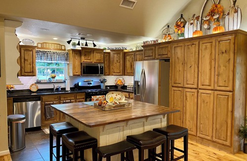 Grand Saline Cabaña | 🏆🌸 🏆HIGHLY POPULAR🏆, VIEWS, Trade Days, 1st Monday, Wineries, Pets 🦆🍷🐶