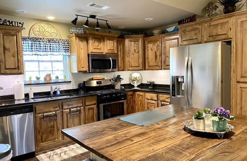 Grand Saline Cabaña | 🏆🌸 🏆HIGHLY POPULAR🏆, VIEWS, Trade Days, 1st Monday, Wineries, Pets 🦆🍷🐶