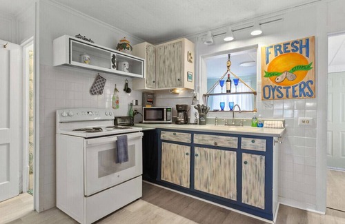 Lanark Village Cabaña | Fish, Boat, Play with a cute comfy place to stay!