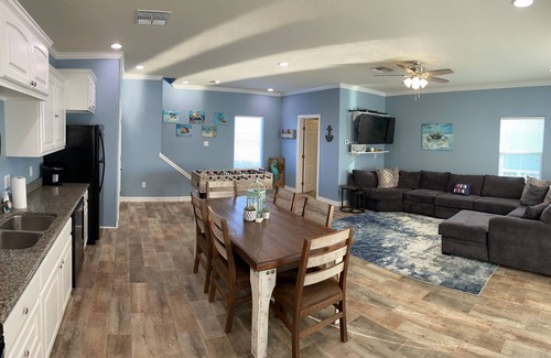Elmaton Casa | Fish from your private dock on the Colorado River at Bay Bandits’ Hideaway!