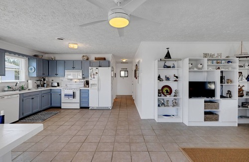 Nags Head Cabaña | Fish Wish Cottage (MP 10): Centrally Located to Everything OBX!