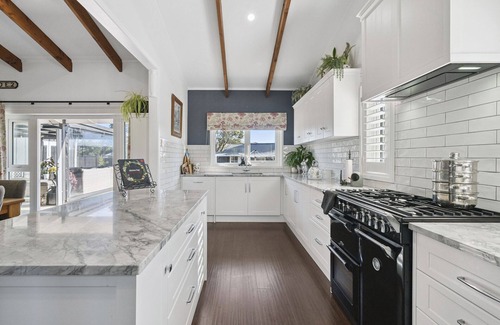 Waikanae Casa | Fisherman’s Cottage - Waikanae Beach