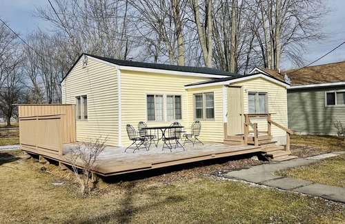 Algonac Cabaña | Fisherman's Cottage with lake access and dock private parking
