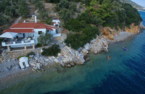 Nimfea Cabaña | Fisherman's Cottage, Villa privada en la playa cerca de Kalamakia Alonnisos