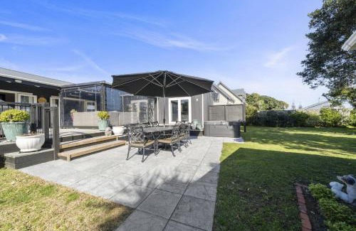 Waikanae Casa | Fishermans Cottage - Waikanae Beach