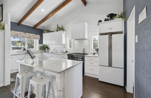 Waikanae Casa | Fishermans Cottage - Waikanae Beach