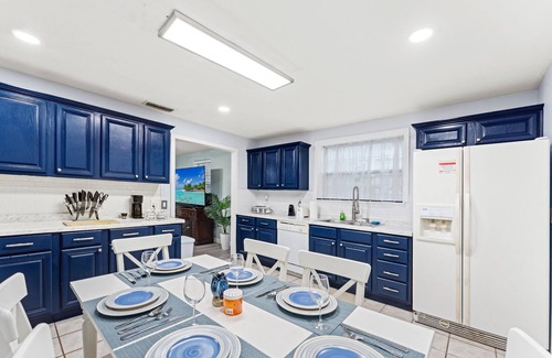 Northside Cabaña | Fishing Cottage, Peaceful, 3 Queens, Laundry, Long-Term, Fast Wifi