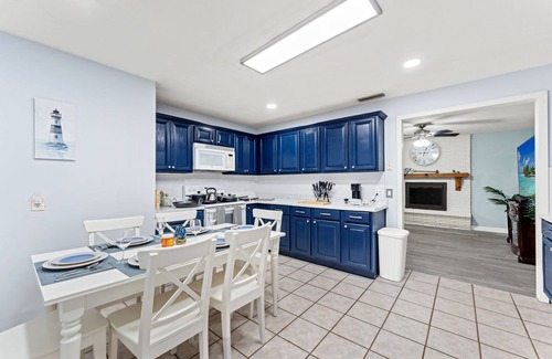 Northside Cabaña | Fishing Cottage, Peaceful, 3 Queens, Laundry, Long-Term, Fast Wifi
