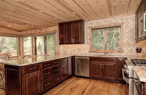 Gallatin Gateway Cabina | Fishing on the Gallatin River from back yard or Ski Big Sky just 20 minutes away
