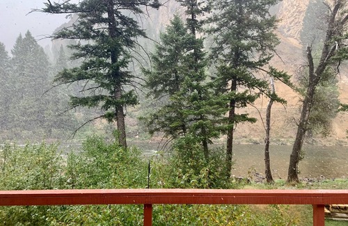 Gallatin Gateway Cabina | Fishing on the Gallatin River from back yard or Ski Big Sky just 20 minutes away