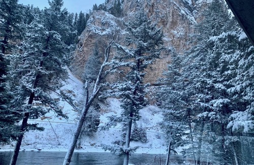 Gallatin Gateway Cabina | Fishing on the Gallatin River from back yard or Ski Big Sky just 20 minutes away