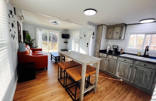 Prosperity Casa | Fishing Paradise. Super relaxing 2-bedroom Lakefront with AMAZING Screened porch