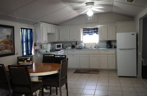 Arroyo City Cabaña | FISHING THEME COTTAGE; WATERFRONT FISHING PIER!