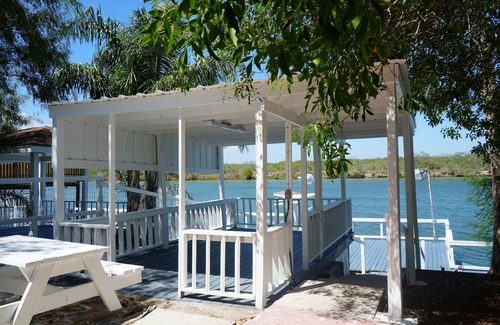 Arroyo City Cabaña | FISHING THEME COTTAGE; WATERFRONT FISHING PIER!