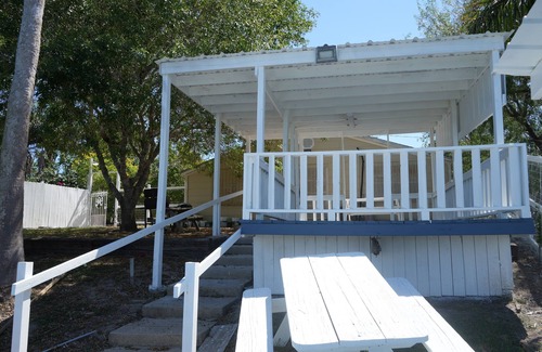 Arroyo City Cabaña | FISHING THEME COTTAGE; WATERFRONT FISHING PIER!