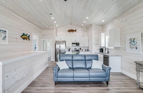 Palm Harbor Casa | Fishtastic Sp103 4 Bedroom Home by RedAwning