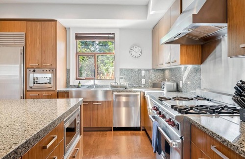 Whistler Chalet De Esquí | Fitzsimmons Walk 39 | Walk to village, hot tub, modern, flexible bedding