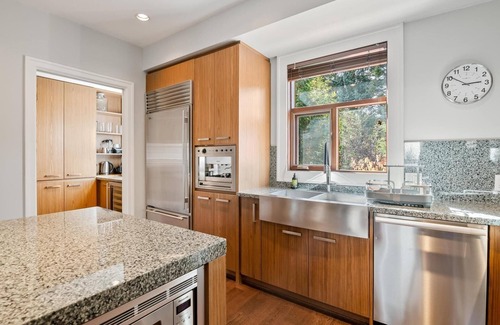 Whistler Chalet De Esquí | Fitzsimmons Walk 39 | Walk to village, hot tub, modern, flexible bedding