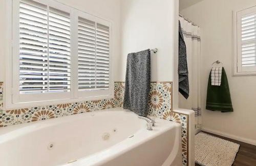 Big Bear Casa | Fitzy's Fir Lodge - Fun For the Whole Family, Dogs Welcome, Jacuzzi Tub