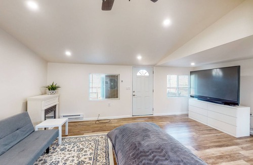 Keene Casa | Five-Acreage Retreat - Mountain Views & Fireplace