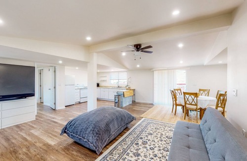 Keene Casa | Five-Acreage Retreat - Mountain Views & Fireplace