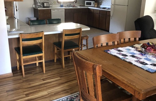 Alta Vista Casa | Cinco dormitorios totalmente amueblados Pensión en el noreste de Iowa para 10 personas