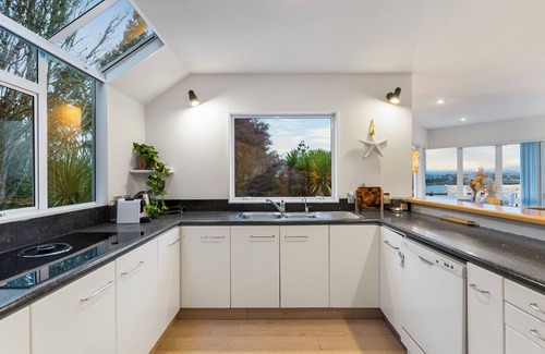 Greenhithe Casa | Five-Bedroom Haven in Greenhithe