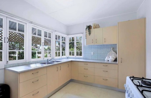 St. Lucia Casa | Five-Bedroom Heritage Home Close to Brisbane River & CBD - Pet Friendly