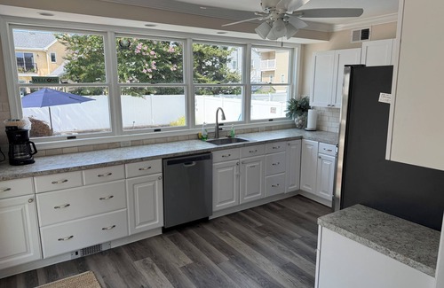 Wildwood Crest Casa | ¡Cinco habitaciones, tres baños con piscina privada climatizada en Wildwood Crest!