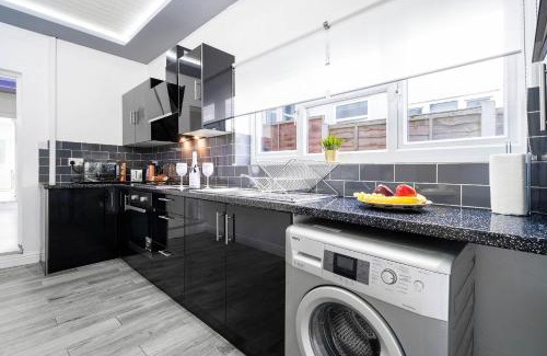 Stirchley Casa | Five Bedroom Townhouse - Near City Centre - Edgbaston - On Street Parking - Wifi - Netflix - 974P