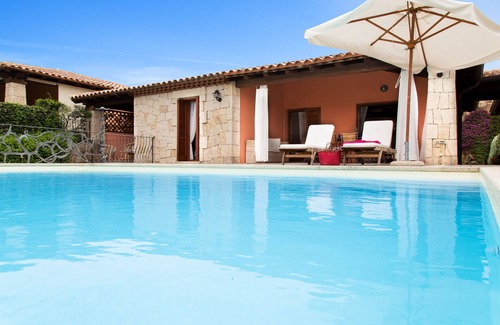 San Teodoro Villa | Villa de cinco dormitorios con piscina privada y preciosas vistas al mar.