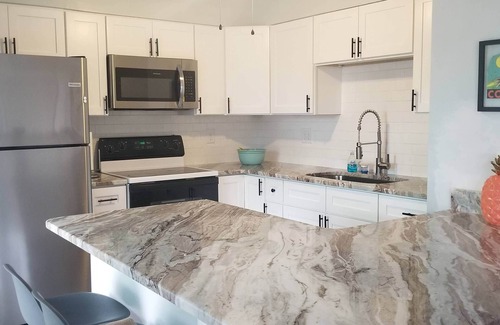 Indian Harbour Beach Apartamento | Five minute walk to the beach!