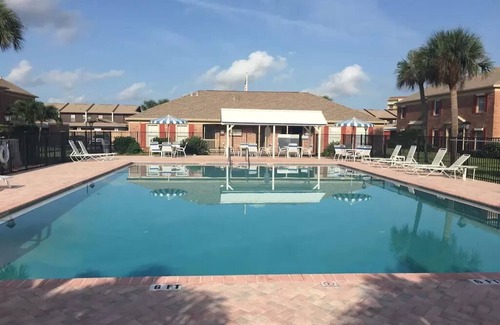 Indian Harbour Beach Apartamento | Five minute walk to the beach!