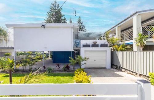 Anna Bay Casa | Five Pines Beach House at Birubi 20 Robinson St pet friendly aircon and WiFi