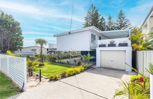 Anna Bay Casa | Five Pines Beach House at Birubi 20 Robinson St pet friendly aircon and WiFi