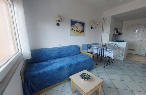 Canneddi Apartamento | Flat with sea view terrace in holiday village near Isola Rossa
