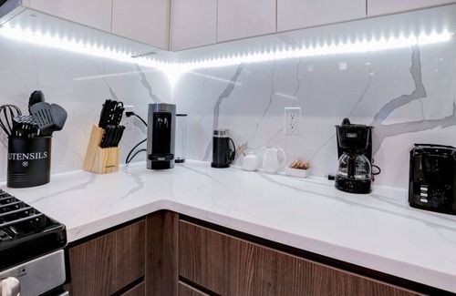 Newark Apartamento | Flamboyant 1BR Near EWR w/ Gym