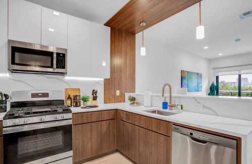 Newark Apartamento | Flamboyant 1BR Near EWR w/ Gym