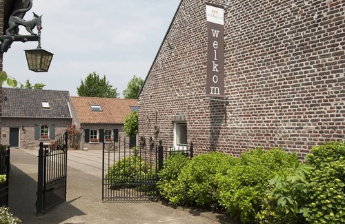 Schafelt Casa | Flamboyant Farmhouse in Baarlo with Hot Tub, Garden