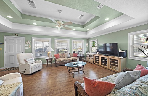 Pirates Beach Casa | Flamingo's Nest 2/2 beachside in Palm Beach - 2 minute walk to beach!