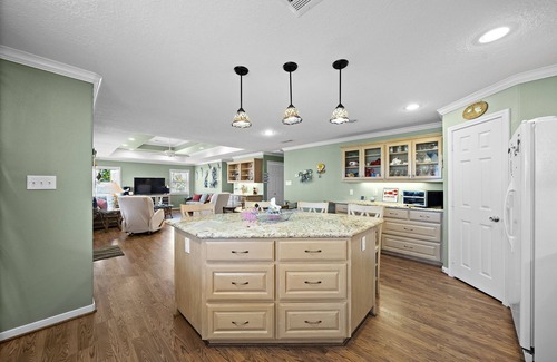 Pirates Beach Casa | Flamingo's Nest 2/2 beachside in Palm Beach - 2 minute walk to beach!