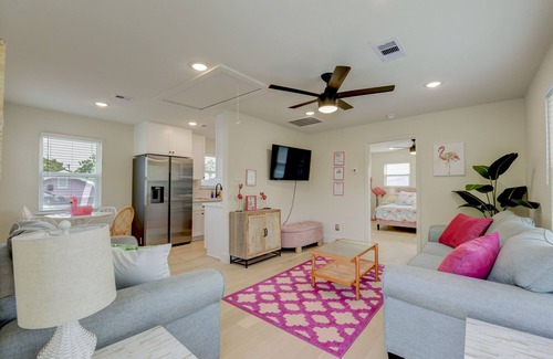 Galveston Apartamento | Flamingos on 45th - Carriage House - Cute and Cozy