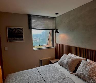 Centro Apartamento | Flat completo no Edifício Prime - Centro de Itaboraí - com vista para praça central da cidade