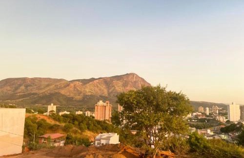 Alto Esplanada Apartamento | Flat de 2 quartos com AR na área central de GV com conzinha completa-garagem-wifi-Bom p grupos ou familias ou empresas